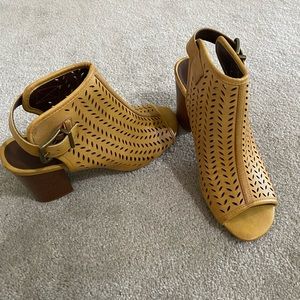 Women’s, White Mountain, Size 8.5, Mustard colored Peep Toe Wedge Sandals.